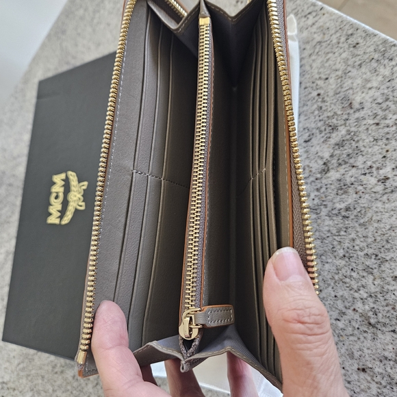 MCM Gray Embossed Leather Wristlet Clutch . New With Box & Dust Bag Inc. - Picture 6 of 8